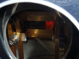 Рис. 1. Фотография криостата с кристаллом Eu:YSO, в котором реализована квантовая память. Видны четыре прохода лазерного излучения через кристалл. Источник - ИПФ РАН