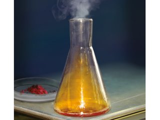 Реакция взаимодействия красного фосфора и азотной кислоты. Фото: Лина Нефедова / НИИ НПО «ЛУЧ» (Росатом)