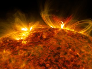 Фото: Солнечная вспышка класса 8.2. на краю Солнца 10 сентября 2017 года/NASA/GSFC/SDO