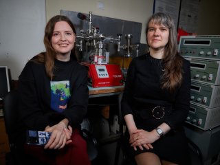 Корреспондент портала «Научная Россия» Янина Хужина и директор компании «ИнноПлазмаТех» Анна Петровская. Фото: Елена Либрик / «Научная Россия»