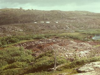 Поселение Маяк-2 во время раскопок 1983 г. На заднем плане палаточный лагерь археологов и батарея ПВО. Источник фото: ИИМК РАН