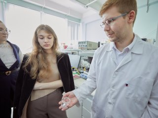 ИИ в химии, новые материалы и «переключаемые» молекулы. Студенческий тур в ИОНХ РАН. Фото: Елена Либрик / «Научная Россия»