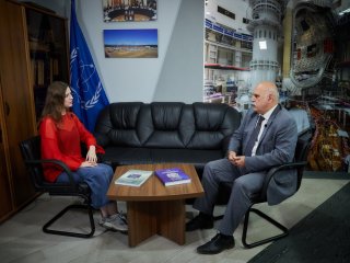 Д.ф.-м.н. Анатолий Красильников и корреспондент портала «Научная Россия» Янина Хужина. Фото: Елена Либрик / «Научная Россия»