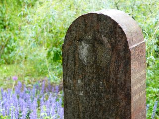 Сотрудники МГУ вернули на историческое место надгробный памятник выдающемуся библиографу. Фото: Никита Ланской / Научная Россия
