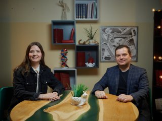 Корреспондент «Научной России» Янина Хужина и биолог Денис Тихоненков. Фото: Елена Либрик / «Научная Россия»
