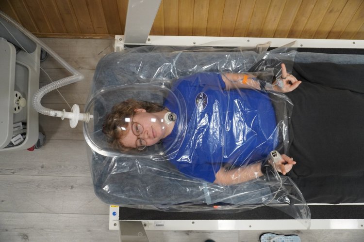 Врач экипажа SIRIUS-23 Ксения Орлова во время выполнения эксперимента по изучению основного обмена веществ (проводится оценка газового состава выдыхаемого воздуха). Фото из архива ИМБП РАН