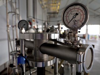 Установка фильтрации в пилотном участке центра биотехнологического инжиниринга СКФУ. Фото: Олег Вечер / предоставлено пресс-службой СКФУ