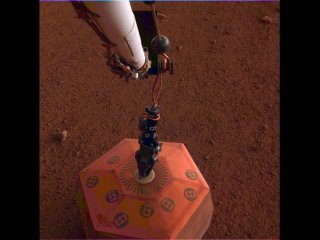 InSight установил на Марсе первый инструмент