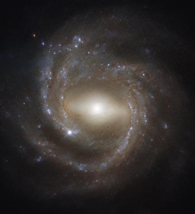 «Хаббл» сфотографировал спиральную галактику с перемычкой NGC 7773