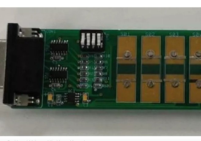 © Фото : Sonia Freddi et al / Advanced Healthcare Materials Плата матрицы "электронного носа" из восьми датчиков