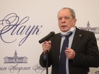 Президент РАН А. Сергеев наградил ученых золотыми медалями…