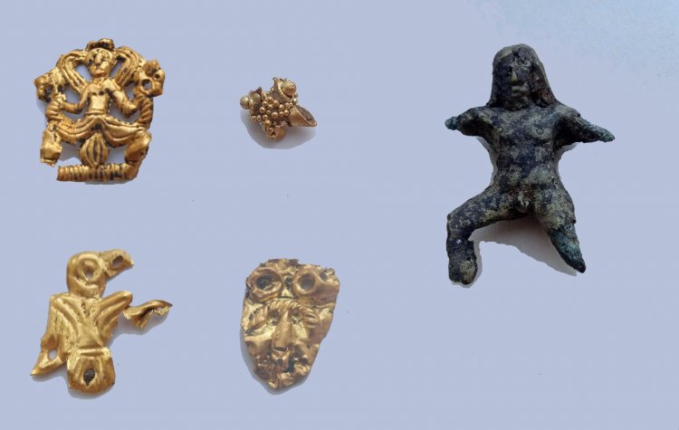 Золотые нашивки и бронзовая фигурка античного божества