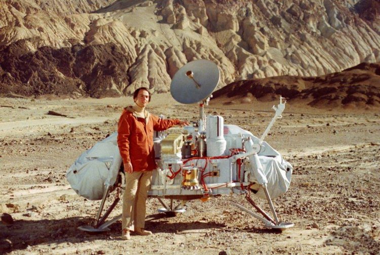 Карл Саган рядом с посадочным модулем-лабораторией космического аппарата «Викинг», созданного для обнаружения на Марсе микроскопических форм жизни.