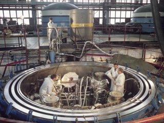 Работы на стенде испытания магнитных систем Курчатовского института. Источник: Википедия