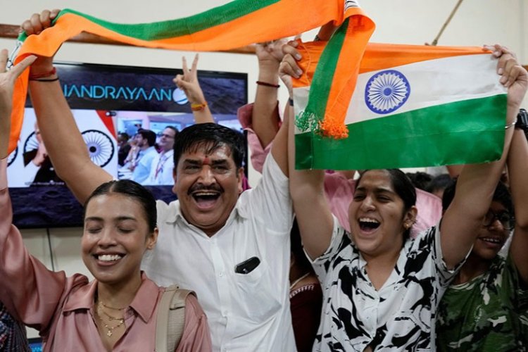 Индийцы празднуют успешную посадку КА «Чандраян-3» в планетарии Неру в Нью-Дели. 23 августа 2023 г.Фото: Manish Swarup / AP Photo