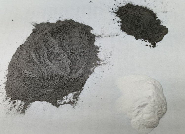 Слева — угольная зола, справа — полученный из нее глинозем и твердый остаток. Фото: пресс-служба УрФУ