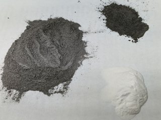 Слева — угольная зола, справа — полученный из нее глинозем и твердый остаток. Фото пресс-служба УрФУ