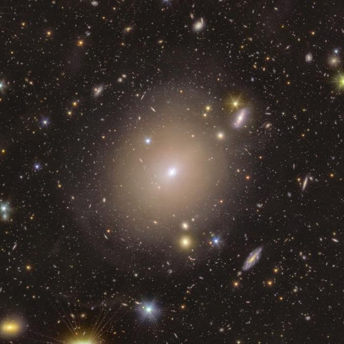 Кольцо света, окружающее центр галактики NGC 6505, заснятое телескопом Евклид ЕКА, является потрясающим примером кольца Эйнштейна. Фото: ESA/Euclid/Euclid Consortium/NASA, image processing by J.-C. Cuillandre, T. Li