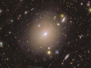 Кольцо света, окружающее центр галактики NGC 6505, заснятое телескопом Евклид ЕКА, является потрясающим примером кольца Эйнштейна. Фото: ESA/Euclid/Euclid Consortium/NASA, image processing by J.-C. Cuillandre, T. Li