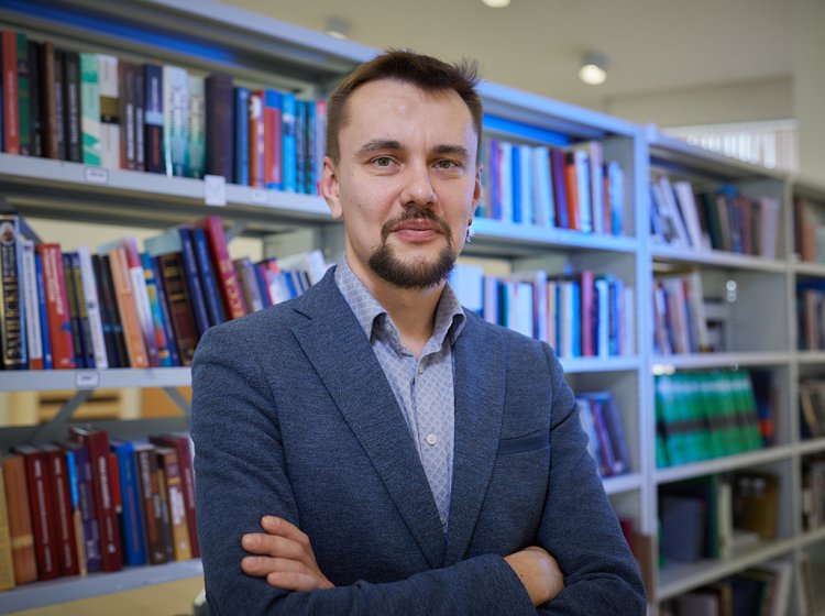 Победитель конкурса молодых ученых МГУ фонда «Интеллект», заведующий лабораторией интеллектуального химического дизайна химического факультета МГУ Артем Александрович Митрофанов. Фото: Елена Либрик / «Научная Россия»