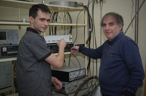 Сотрудники Института физики полупроводников им. А. В. Ржанова д.ф.-м.н. Артур Погосов и к.ф.м-.н. Андрей Шевырин. Автор фото: Надежда Дмитриева