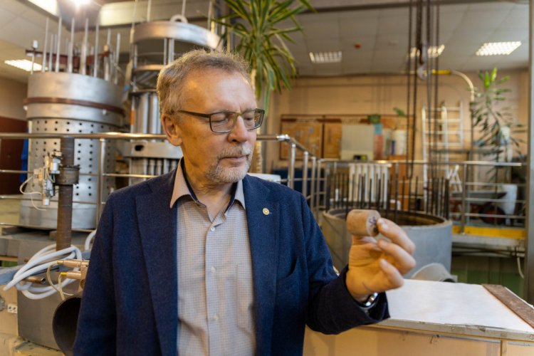 Олег Ташлыков и образец нового защитного материала из глины и стекла.Фото: пресс-служба УрФУ