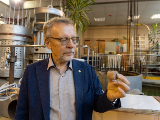 Олег Ташлыков и образцы нового защитного материала из глины и стекла. Фото пресс-служба УрФУ