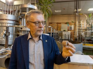 Олег Ташлыков и образцы нового защитного материала из глины и стекла. Фото пресс-служба УрФУ