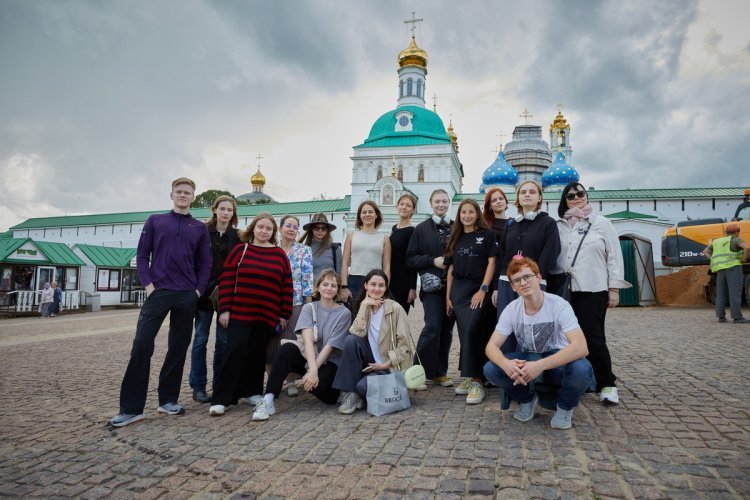 Участники студенческого тура в Троице-Сергиеву лавру