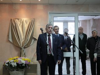 Академику Фортову — 80 лет! В ОИВТ РАН открылась мемориальная доска в память о великом ученом. Фото: Ольга Мерзлякова / Научная Россия