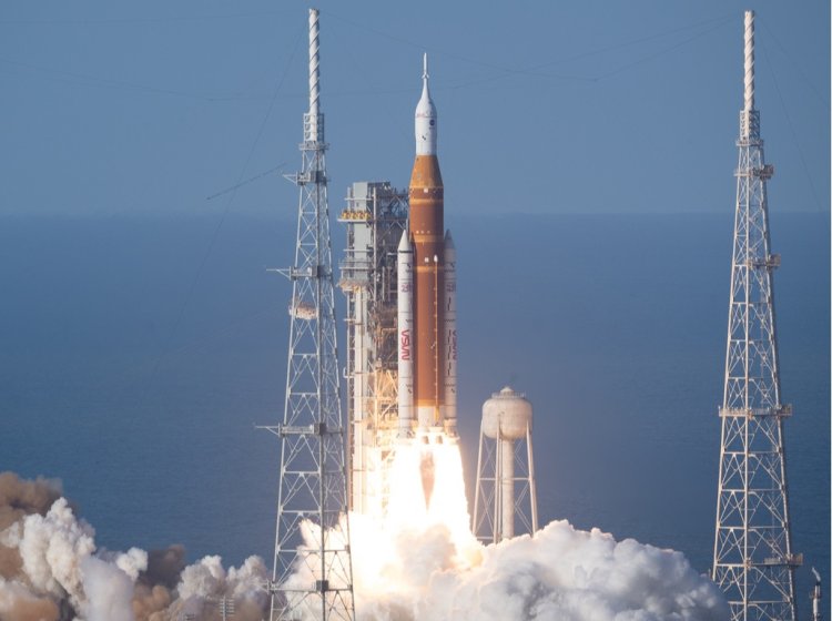 Старт ракеты-носителя SLS с кораблем Orion. Фото: Joel Kowsky / NASA 