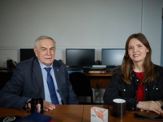 Академик Владимир Поройков и корреспондент «Научной России» Янина Хужина. Фото: Елена Либрик / «Научная Россия»