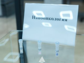Работа ученых ЮФУ по получению люминесцентных наночастиц стартовала несколько лет назад в рамках проекта РНФ, нацеленного на борьбу с онкозаболеваниями. Фото: Артем Демьяновских / Центр общественных коммуникаций ЮФУ