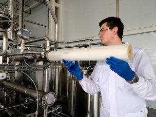 Установка спиральных мембранных элементов в пилотную установку фильтрации. Фото: Олег Вечер / предоставлено пресс-службой СКФУ