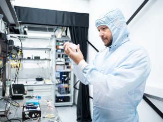 Руководитель молодежной лаборатории фотонных газовых сенсоров Университета МИСИС Вадим Викторович Ковалюк за работой. Фото: Сергей Гнусков / пресс-служба НИТУ МИСИС