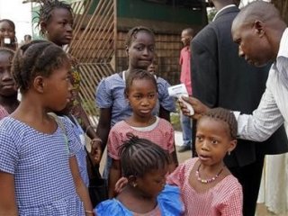 ВОЗ испытает в Гвинее экспериментальную вакцину от Эбола
