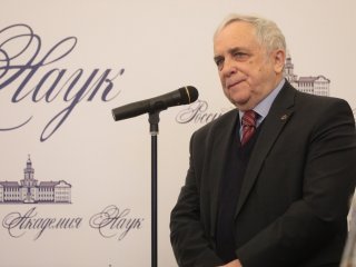 Президент РАН А. Сергеев наградил ученых золотыми медалями…