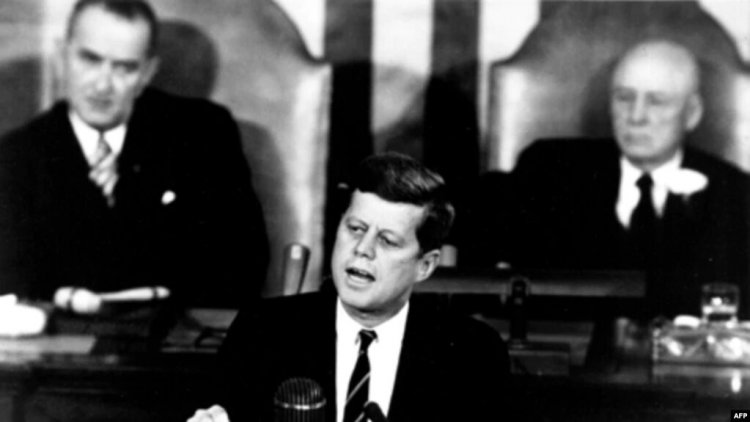Президент США Джон Кеннеди объявляет о начале лунной пилотируемой программы «Аполлон».