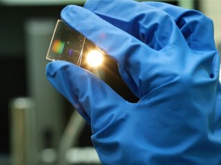 Демонстрация записанных микро- и нанопериодических структур внутри стекла. (Источник: ИТМО)