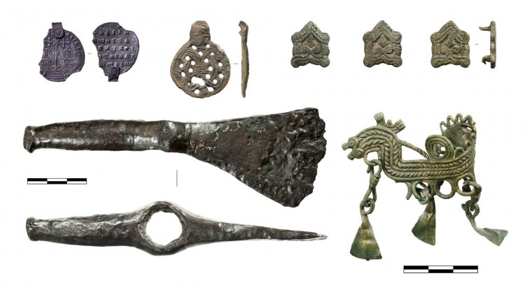Находки из разрушенных погребений могильника Сельцо: византийская монета, подвеска, поясные накладки, топор, подвеска-конек