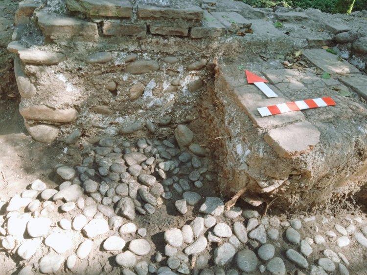 Каменная вымостка и византийские слои
