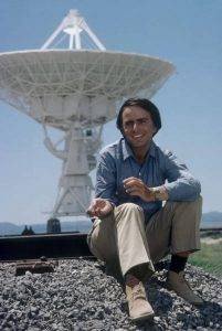 Карл Саган у радиотелескопа Аресибо