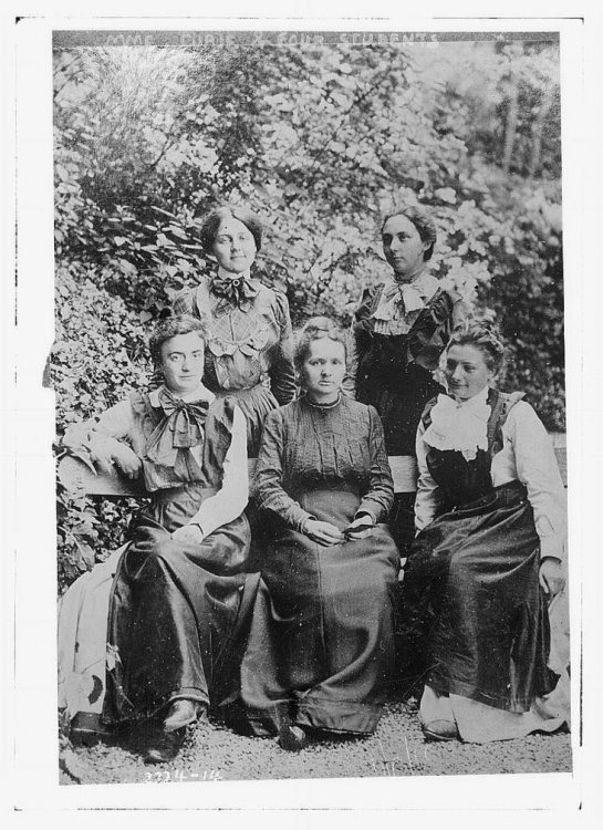 Мария Кюри и ее студентки. Фотография сделана в 1910-1915 гг. Источник: Библиотека Конгресса. Неизвестный автор. Фотография взята с Официального сайта Нобелевской премии