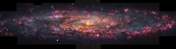 На этом изображении показана детальная, многоцветная фотография галактики Скульптор, сделанная с помощью прибора MUSE на Очень Большом Телескопе ESO (VLT). По всей галактике разбросаны области розового света. Фото: ESO/E. Congiu et al.