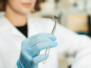 Образцы титановых сплавов для биомедицины. Источник ТПУ