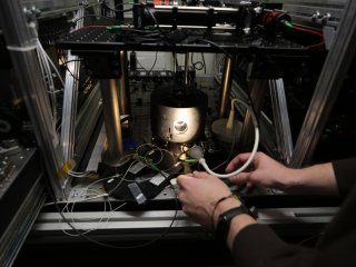 Ученые физического факультета МГУ показали свои разработки в преддверии фестиваля NAUKA 0+. Фото: Ольга Мерзлякова / «Научная Россия»