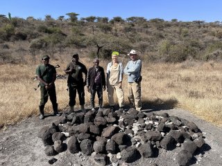 Минералоги СПбГУ Анатолий Зайцев и Ольга Зайцева с сотрудниками администрации Нгоронгоро. Иллюстрация предоставлена Анатолием Зайцевым