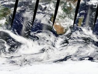 Видимое спутниковое изображение, на котором запечатлены штормы, бушующие в Южном океане 4 января 2019 года. Фото: NASA Worldview Snapshots