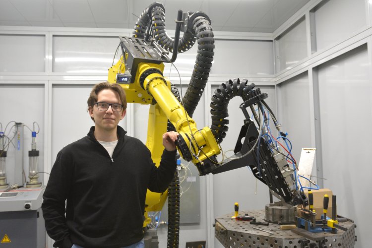 Илья Герцель и автоматизированный комплекс для лазерного аддитивного выращивания. Автор фото: Ирина Баранова