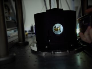 На фотонах и нейтральных атомах: журналистам показали квантовые вычислители МГУ. Фото: Елена Либрик / «Научная Россия»